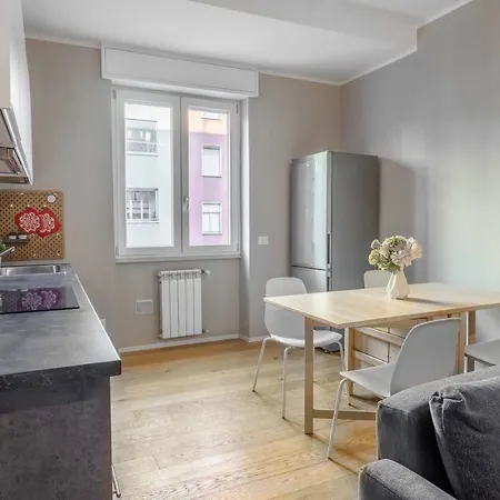 Joivy Charming Flat With Desk Daire Milano