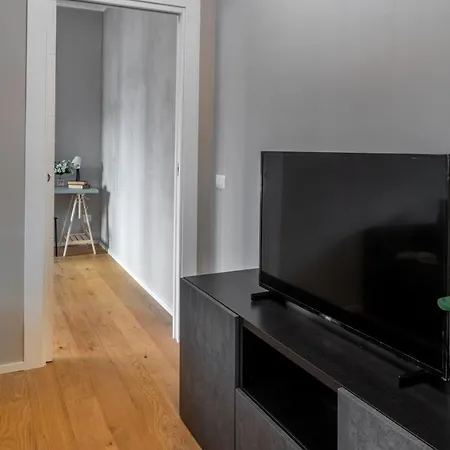 Апартаменты Joivy Charming Flat With Desk *